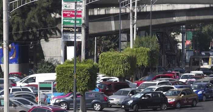 Los conductores formaron grandes filas afuera de las asolineras. Foto: Cuartoscuro.