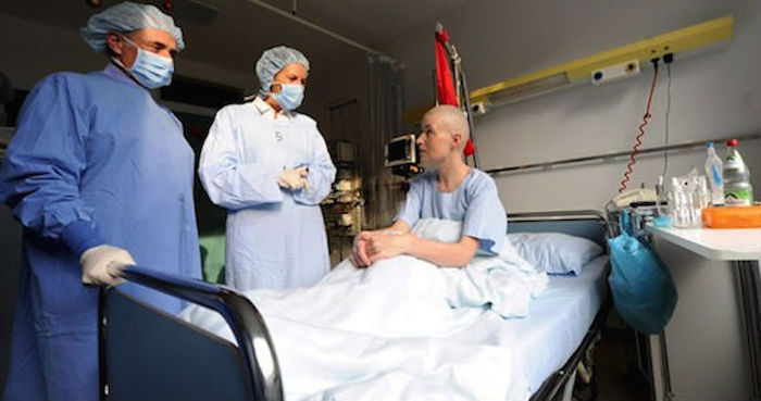 Médicos Hablando Con Una Paciente De Leucemia Foto Efearchivo