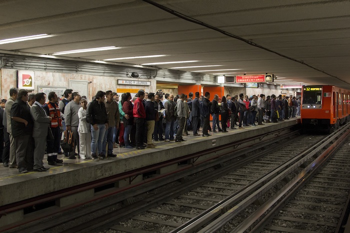 Usuarios del metro en la Ciudad de México. Foto: Cuartoscuro. 