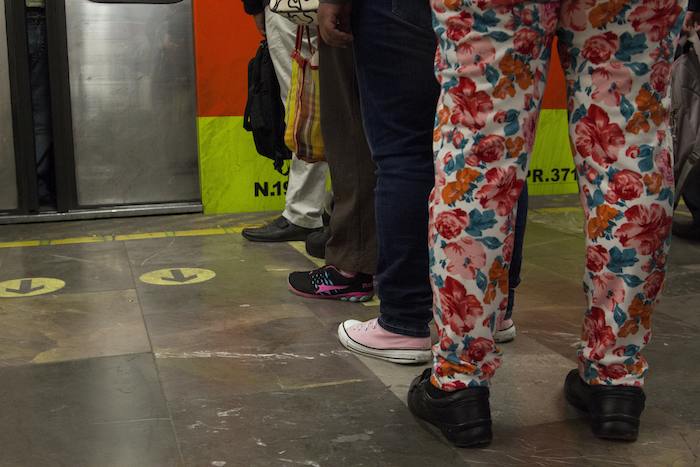 Los usuarios ahora se forman para abordar un vagón del Metro. Foto: Cuartoscuro.