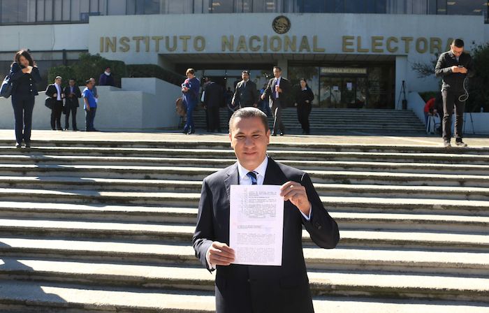 Rafael Moreno Valle, gobernador del estado de Puebla asistió a la oficialía de partes del INE a presentar un recurso de revisión del procedimiento especial sancionador. Foto: Cuartoscuro.