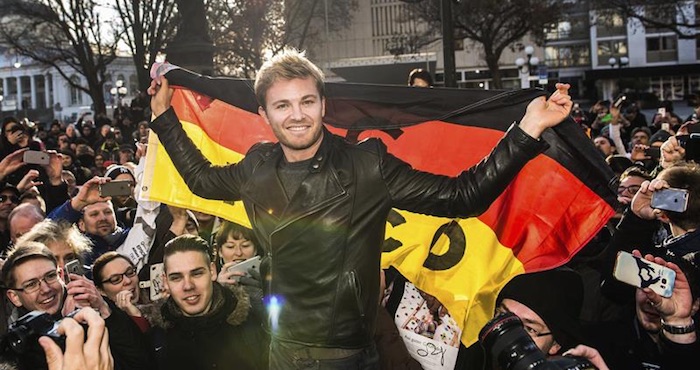 El Nuevo Campeón Del Mundo De Fórmula Uno Nico Rosberg Del Equipo Mercedes Celebrando Junto a Sus Fans En Wiesbaden Alemania Foto Efe