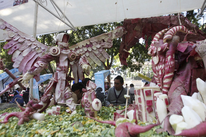 Con Los Tubérculos Cosechados Realizan Diversas Figuras Pasajes Bíblicos Leyendas O Tradiciones Oaxaqueñas Foto Cuartoscuro