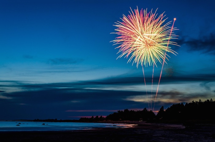 Los Fuegos Artificiales Iluminan La Costera Del Puerto Foto Trivago