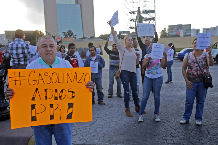 Ayer, en Jalisco, se registraron diversas protestas en contra del Presidente Peña Nieto por el alza a la gasolina. Foto: Cuartoscuro 