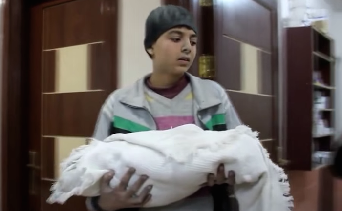 Mahmoud Sostiene En Brazos a Su Hermanito De Un Mes De Vida Quien Falleció Durante Los Bombardeos En Alepo Foto Captura De Pantalla