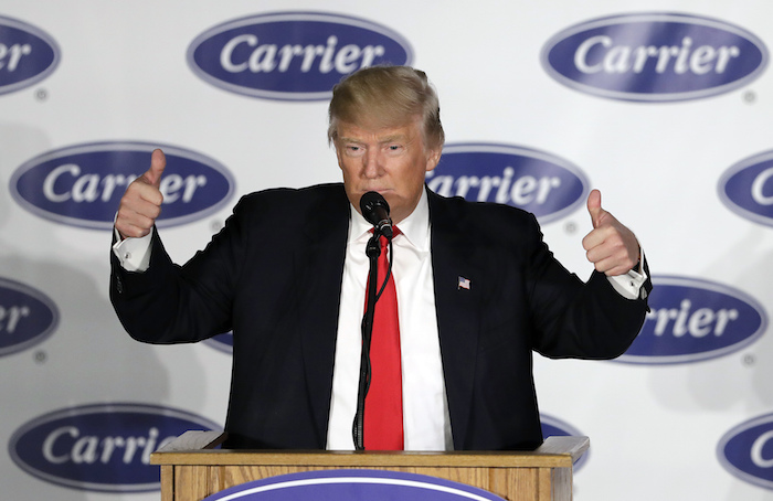 El presidente electo Donald Trump aparece en las instalaciones de la compañía Carrier Corp. Foto: AP