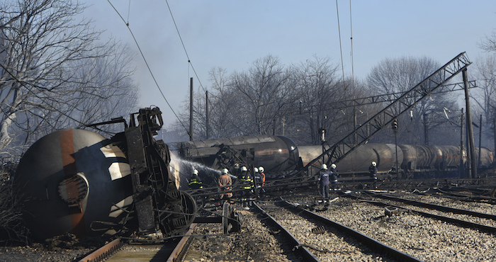 Los Bomberos Efectúan Sus Labores En El Lugar Donde Se Descarrilló Un Tren Cuyos Vagones Transportaban Gas Y Sobrevino Una Explosión En La Aldea De Hitrino En El Noreste De Bulgaria Foto Ap