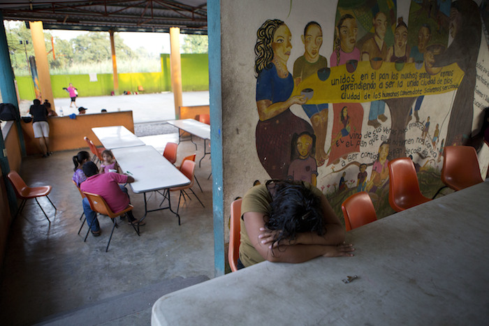 En esta fotografía del 6 de diciembre de 2016, una mujer descansa su cabeza sobre una mesa dentro de La 72. Foto: Rebecca Blackwell, AP