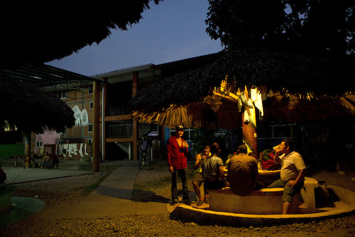 Varios Inmigrantes Comparten La Cena Dentro De La Un Albergue Para Migrantes En Tenosique Foto Rebecca Blackwell Ap