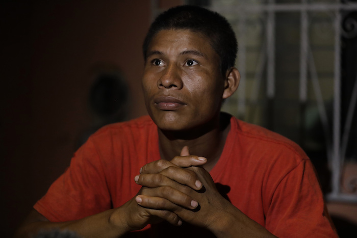 En Esta Fotografía Del De Diciembre De El Inmigrante Hondureño Carlos Mejía Permanece Sentado Afuera De La Pequeña Casa Donde Su Familia Y Otra Pareja De Inmigrantes Rentan Habitaciones En Tenosique Foto Ap