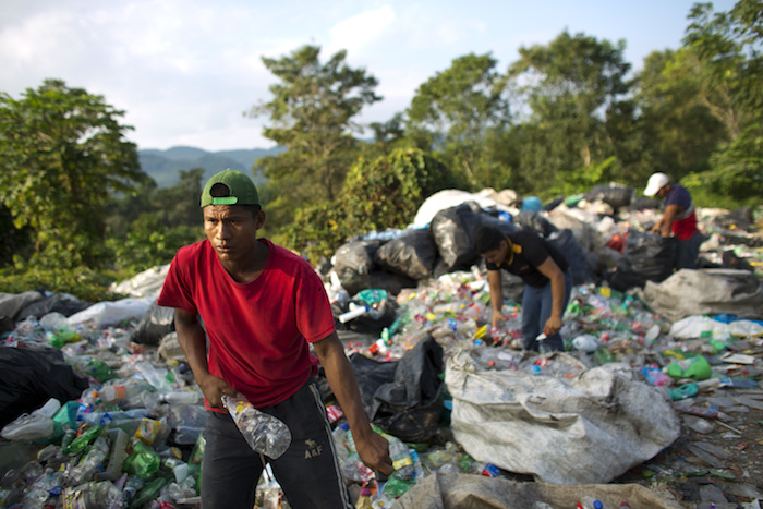 Inmigrantes Hondureños Carlos Mejía Izquierda Rigoberto Blandín Al Centro Y Carlos Moncada Ordenan Y Empacan Botellas De Plástico Usadas Para Que Sean Compactadas Y Vendidas a Una Planta De Reciclaje En Las Afueras De Tenosique En El Estado De Tabasco Foto Rebecca Blackwell Ap