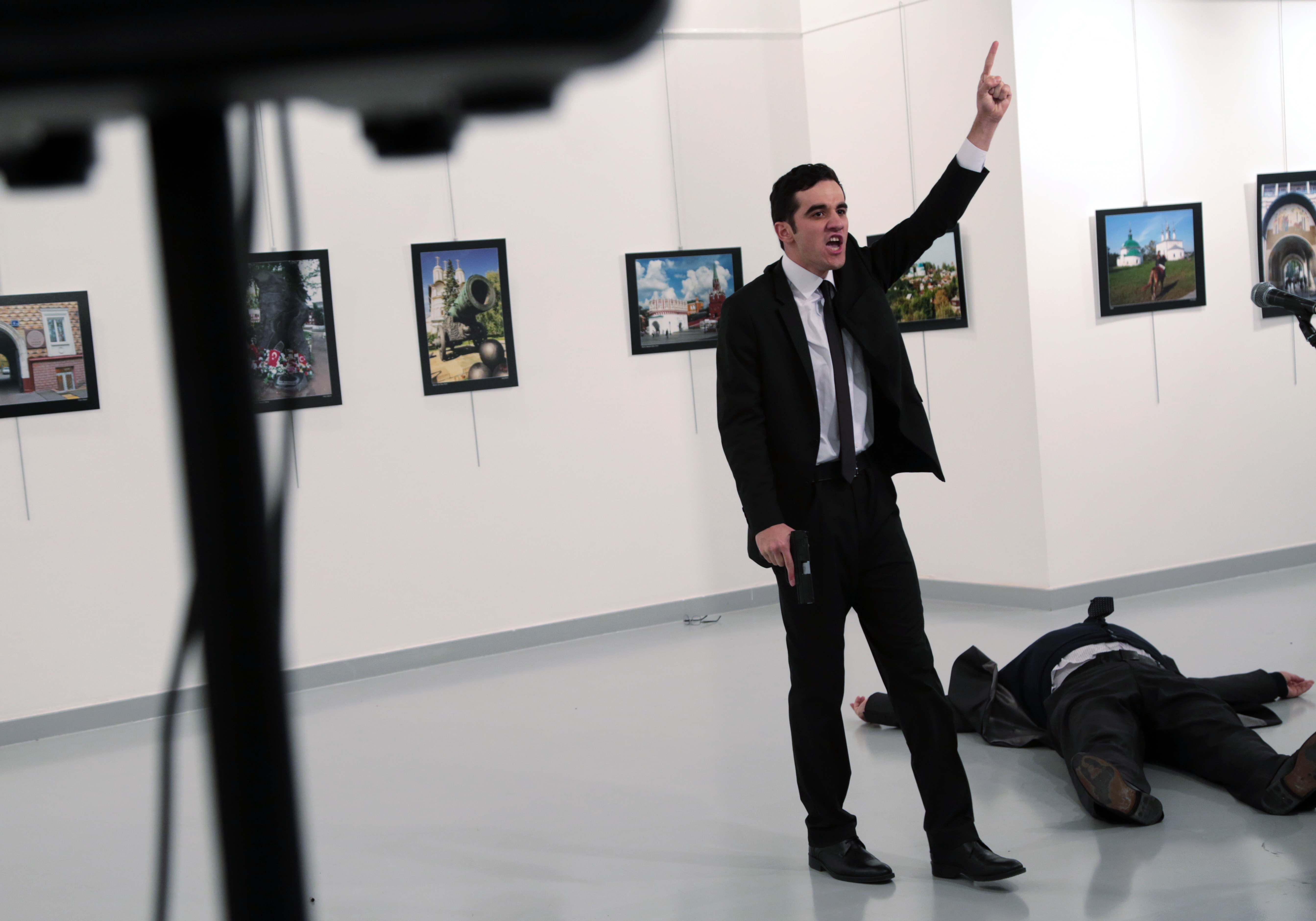 Un Hombre Identificado Como Mevlut Mert Altintas Exclama Tras Disparar a Andrei Karlov Embajador Ruso Ante Turquía Foto Ap Fotoburhan Ozbilici