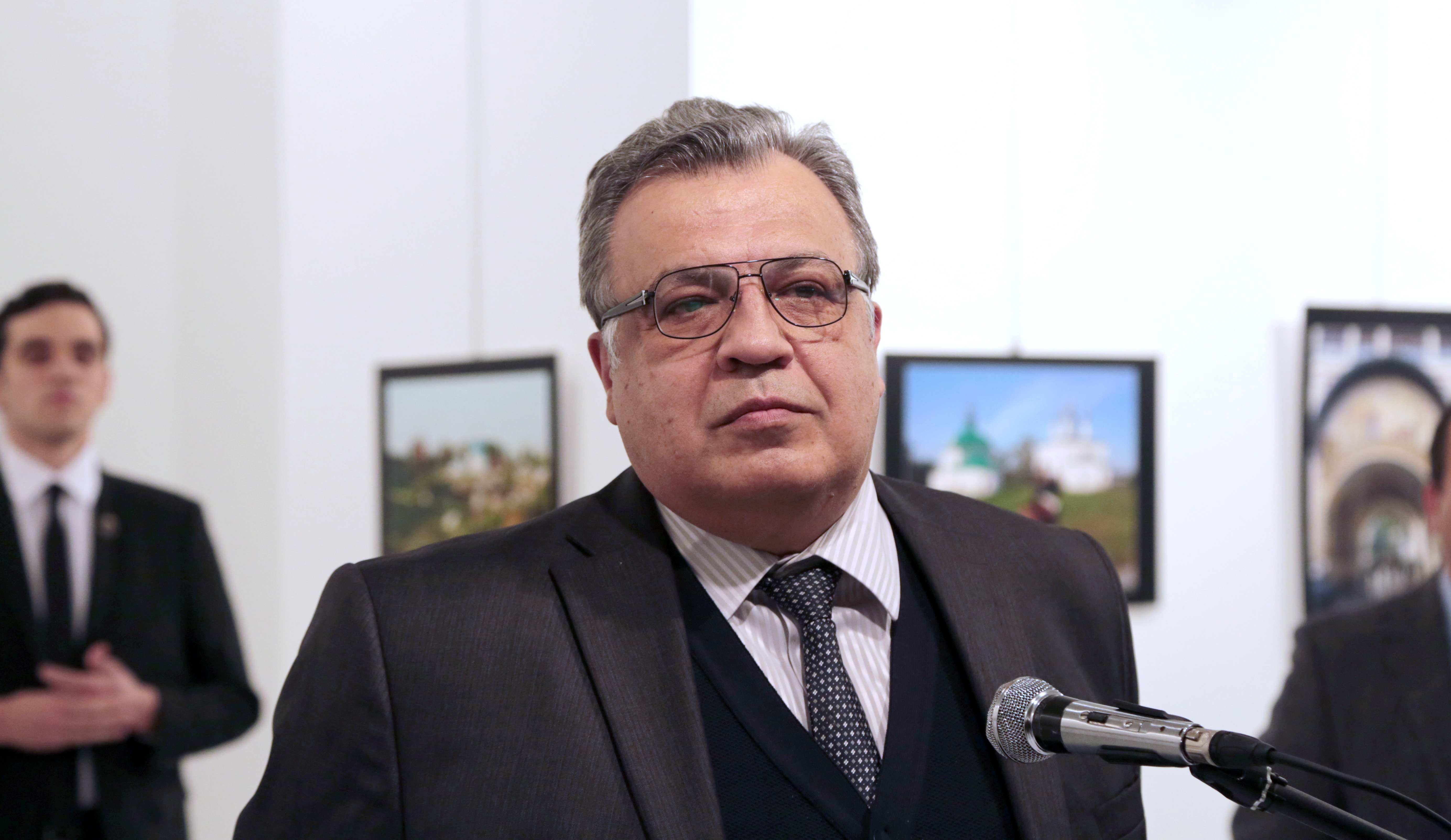 Andrei Karlov, embajador ruso ante Turquía, hace una pausa durante un discurso en una exposición de fotografía en Ankara, el lunes 19 de diciembre de 2016, unos momentos antes de que un hombre armado abriera fuego contra él. Karlov fue trasladado al hospital y más tarde murió debido a las heridas de bala que había sufrido. (AP Foto/Burhan Ozbilici)