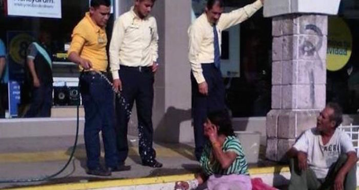 Los Empleados Insultaron Y Arrojaron Agua a Los Indigentes Para Alejarlos Del Establecimiento Foto Facebook