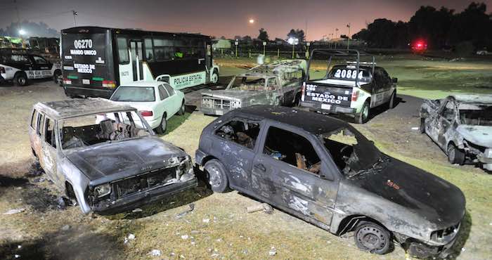 Varios coches quedaron calcinados tras las explosiones registradas en el mercado de Tultepec, Estado de México. Foto: Luis Carbayo, Cuartoscuro.