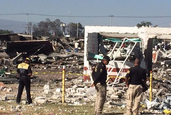 Policías de Tultepec resguardan la zona del mercado incendiado. Foto: Crisanto Rodriguez, SinEmbargo.