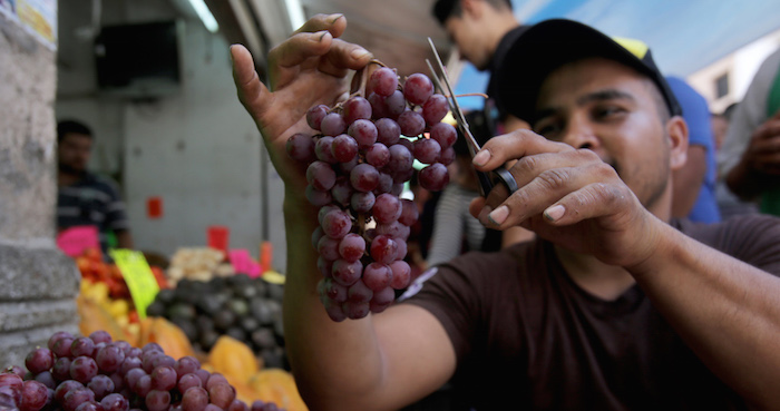 Guadalajara Jalisco diciembre Tapatíos Acuden a Mercados Tianguis Y Diversos Comercios De La Ciudad a Realizar Las Compras De Uvas Así Como De La Cena De Año Nuevofoto Fernando Carranza Garcia Cuartoscurocom