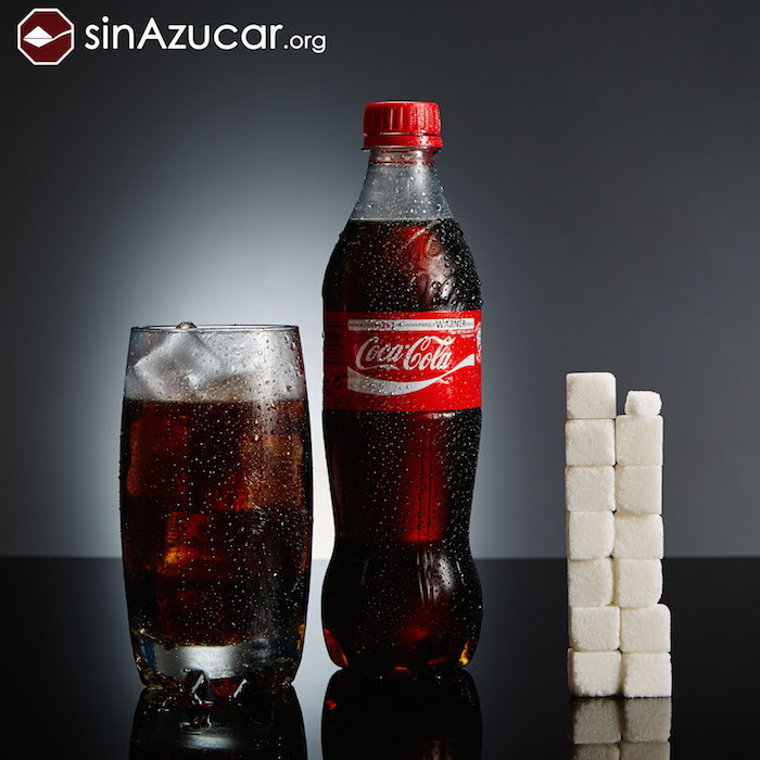 Una botella de 500 mililitros de Coca-Cola contiene 53 gramos de azúcar, lo que equivales a 13.25 terrones. Foto: Antonio R. Estrada / sinAzucar.org