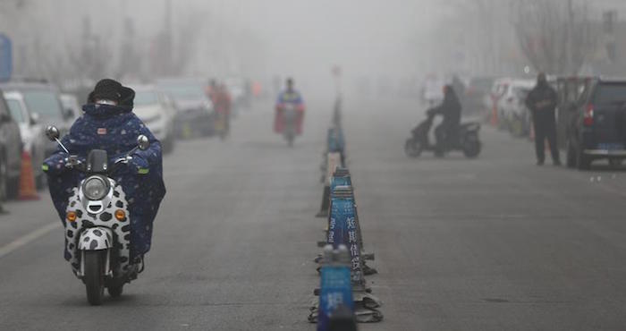 Personas Usan Mascaras Debido a La Bruma Por Contaminación En Pekín china Foto Efearchivo