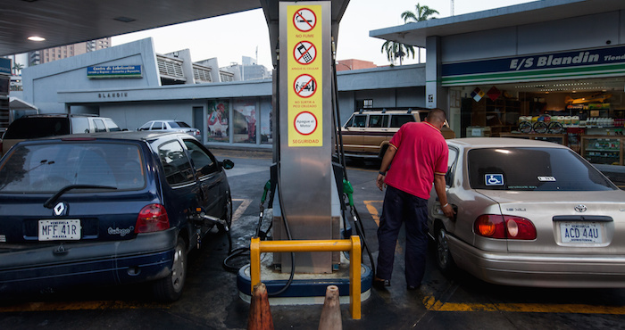 VehÌculos En Cola Para Abastecerse De Gasolina Vistos Hoy MiÈrcoles De Febrero De En Una EstaciÛn De PetrÛleos De Venezuela pdv En Caracas venezuela El Presidente De Venezuela Nicols Maduro AnunciÛ Hoy Un Aumento Del Precio De La Gasolina De Octanos En El PaÌs La Ms Barata Del Mundo De Ms De Un Por Ciento Mientas Que La De Octanos Se Incrementar Un Por Ciento Efemiguel Gutierrez