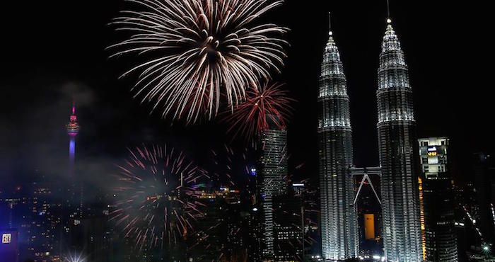 Vista Del Espectáculo Pirotécnico Para Dar La Bienvenida Al Año Nuevo Junto a Las Torres Petronas En Kuala Lumpur Malasia Foto Efearchivo