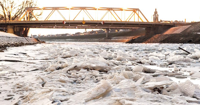 Hielo Fragmentado En Las Aguas Del Río Raba En Gyor a Kms De Budapest Hungría Foto Efe