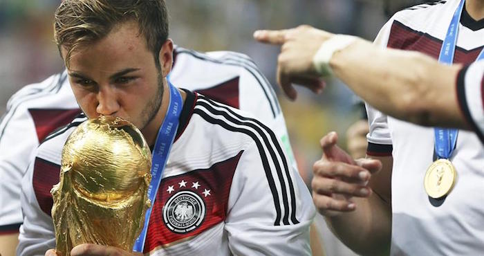 El Delantero Alemán Mario Goetze Besa El Trofeo Que Acredita a La Selección Alemana Vencedora Del Mundial De Fútbol De Brasil Foto Efearchivo