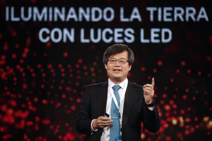 El Físico Japonés Hiroshi Amano Ganador Del Nobel De Física En Por Inventar Junto a Dos Colegas Las Luces Led Azules Foto Efe