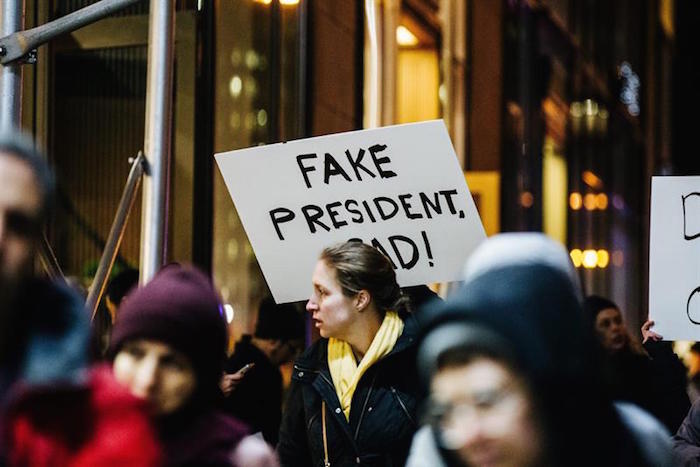 Miles de personas desafiaron esta noche el frío de Nueva York durante un mitin en el que políticos y actores unieron su voz para convocar una campaña de cien días de "resistencia pacífica" contra la Administración de Donald Trump. Foto: EFE