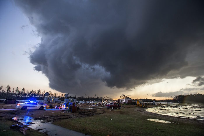 Nubes Negras Rodean a Los Cuerpos De Emergencia Cerca De La Zona Donde Varias Casas Resultaron Destruidas O Seriamente Dañadas a Consecuencia De Un Tornado En Las Afueras De Adel Georgia Ayer Domingo Foto Efe