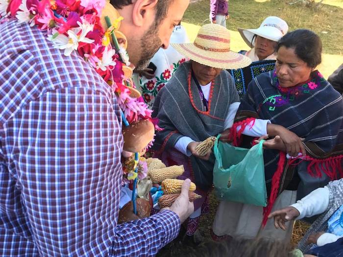 Rafael Mier en una de sus visitas a las comunidades mazahuas del Edomex. Foto: Facebook (tortillademaizmexicana)