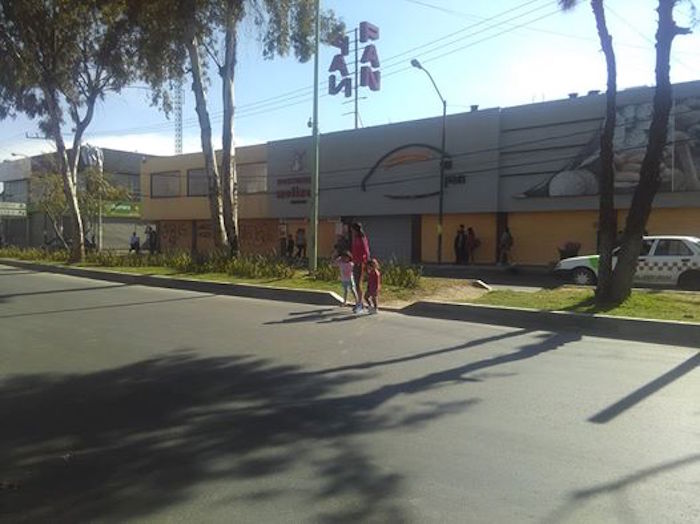 Bodega Aurrera y panadería cerradas ante el temor de saqueos. Foto: SinEmbargo