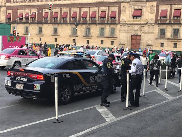 Elementos De La Ssp Ordenaron Al Personal De Limpieza Retirar Todas Las Pancartas De Protesta Que Los Manifestantes Habían Colocado Tanto En La Estación Del Metro Zócalo Como En Negocios Foto Especial Para Sinembargo