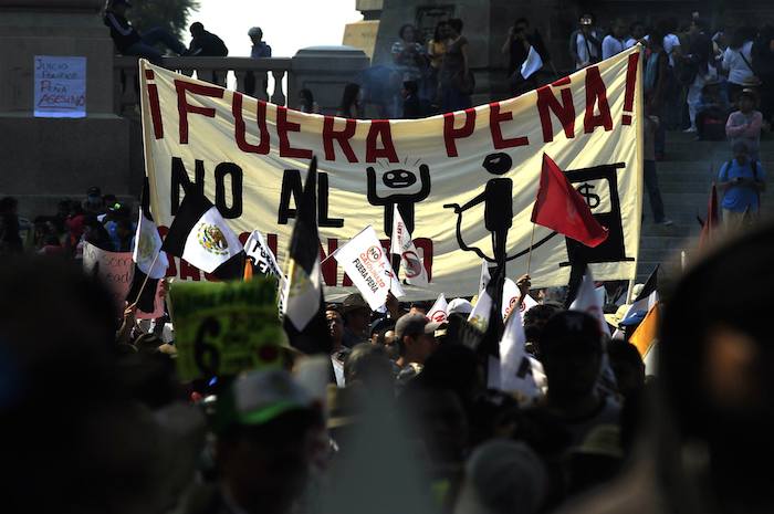 La protestas en contra del mega gasolinazo continuaron ayer en la Ciudad de México donde se registraron dos movilizaciones en Paseo de la Reforma. Foto: Xinhua 