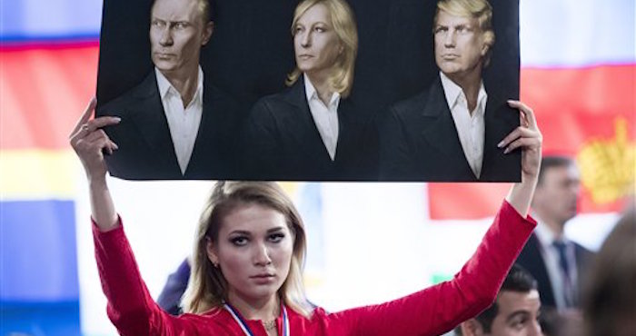 Una Periodista Sostiene Un Cartel Con Las Fotos de Izq a Der De Vladimir Putin Marine Le Pen Y Donald Trump Antes De La Conferencia De Prensa De Fin De AÒo Del Presidente Ruso En Mosc˙ El De Diciembre Del Le Pen Candidata De Extrema Derecha Que Asoma Como Una De Las Favoritas En Las Elecciones Presidenciales De Francia Promueve Un Retorno Del Nacionalismo Y Una Alianza Con Estados Unidos Y Rusia Para Combatir El Extremismo Islmico ap Photopavel Golovkin File