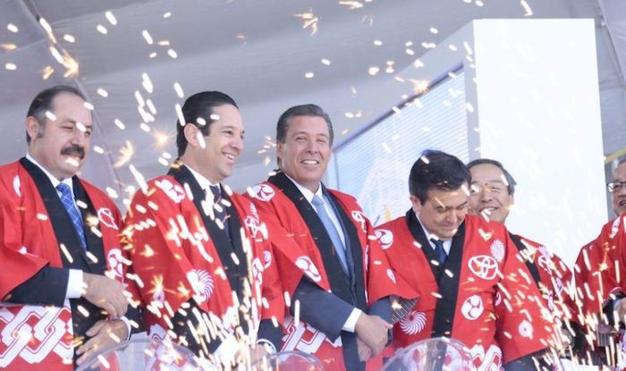 Miguel Márquez Durante La Colocación De La Primera Piedra De Toyotafoto Infometrópoli