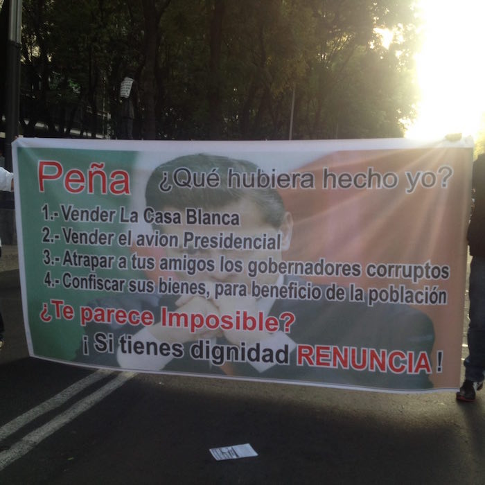 Carteles, banderas, consignas y tamborazos inundan las calles de Reforma rumbo al Zócalo. Foto: Dulce Olvera, SinEmbargo. 