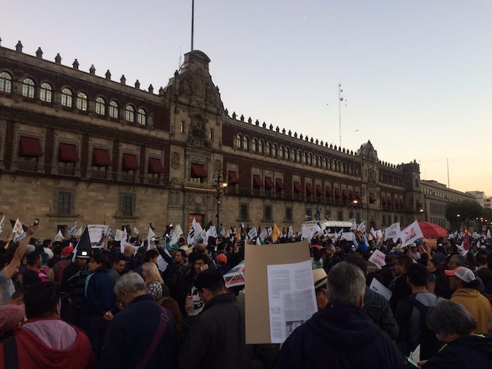 Miles de ciudadanos ingresaron en silencio para luego caminar entonando el Himno Nacional. Foto: Daniela Barragán, SinEmbargo. 