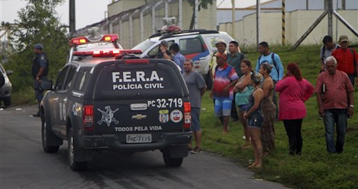 Familiares De Prisioneros Aguardan Información Fuera Del Complejo Penitenciario Anisio Jobin En Manaus Brasil Foto Ap