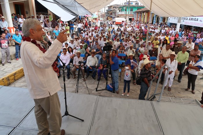 "¿Ustedes creen qué no sabe el gobierno dónde está Javier Duarte? Claro que lo saben", cuestionó AMLO.