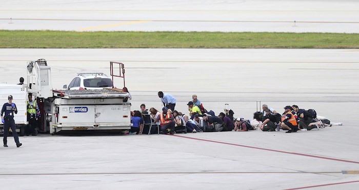 Pasajeros Se Protegen Atrás De Un Vehículo En El área De Pistas Del Aeropuerto Internacional Fort Lauderdale hollywood El Viernes De Enero De En Fort Lauderdale Florida Un Hombre Mató a Balazos a Varias Personas E Hirió a Otras En La Zona De Reclamo De Equipaje En El Aeropuerto Antes De Ser Arrestado Dijeron Las Autoridades Foto Ap