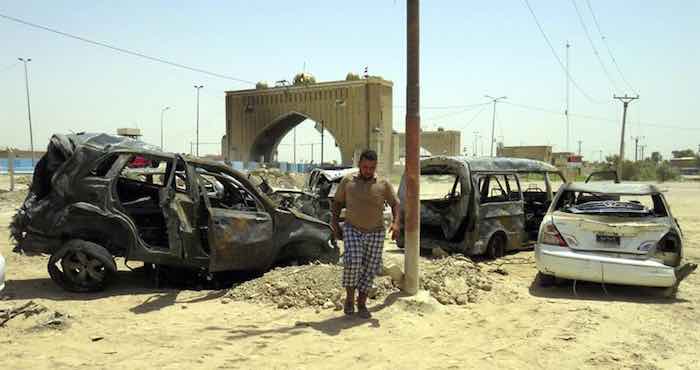 Un Hombre Inspecciona Varios Vehículos Destruidos Cerca Del Atentado Suicida En Bagdad Irak Foto Efe