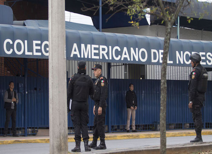 Policías resguardan el colegio tras el tiroteo. Foto: Cuartoscuro