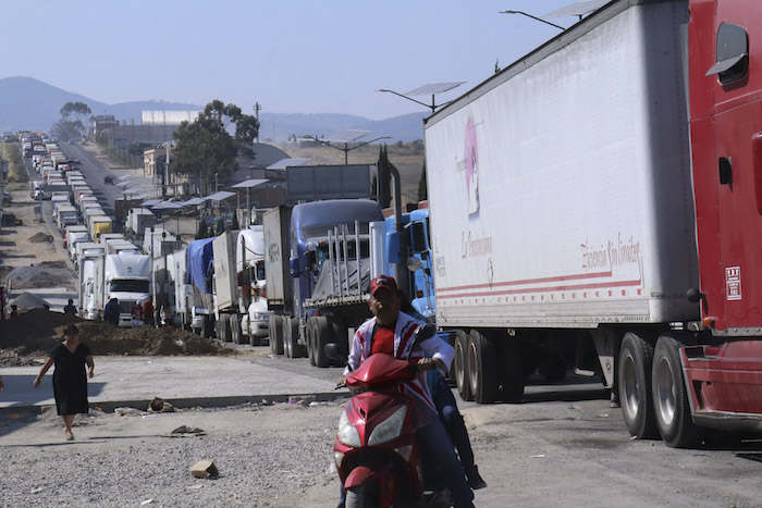 Integrantes De La Otra Revolución De Transportistas Y Campesinos De Tlaxcala Bloquearon Con Tractores Y Llantas La Autopista Arco Norte a La Altura Del Municipio De Calpulalpan Por La Alza De La Gasolina Foto Cuartosucuro