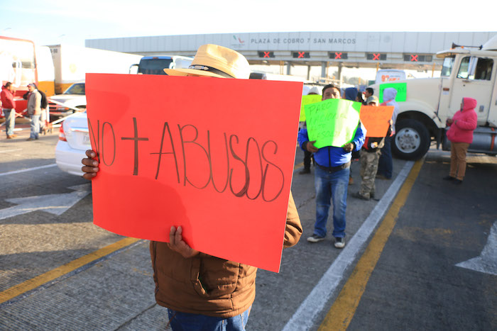 Transportistas de carga bloquearon intermitentemente la caseta de San Marcos,en el momento que los inconformes liberaban la circulación los automovilistas pasaron sin pagar peaje en la caseta, dicha protesta se realizó para exigir que bajen los costos de la gasolina y el diesel. Foto: Cuartoscuro