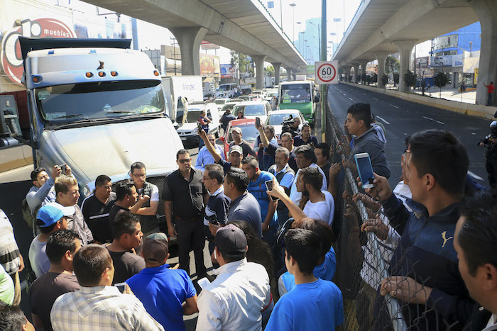 En Naucalpan Un Grupo De Transportistas Bloqueó La Avenida Periférico Norte a La Altura De La Avenida De Mayo Foto Cuartoscuro