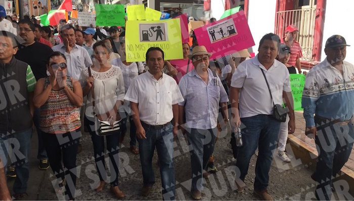 Perredistas Y Habitantes De Guerrero Se Manifiestan Este Domingo En Contra Del Gasolinzo Foto Elsur