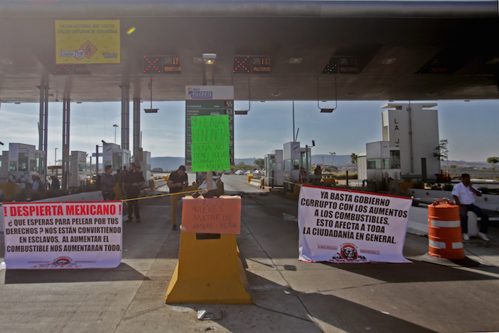 Transportistas Y Vecinos Del Poblado De Zapotlanejo Tomaron Durante Varias Horas La Caseta De Cobro De La Joya De La Autopista Guadalajara zapotlanejo Foto Cuartoscuro