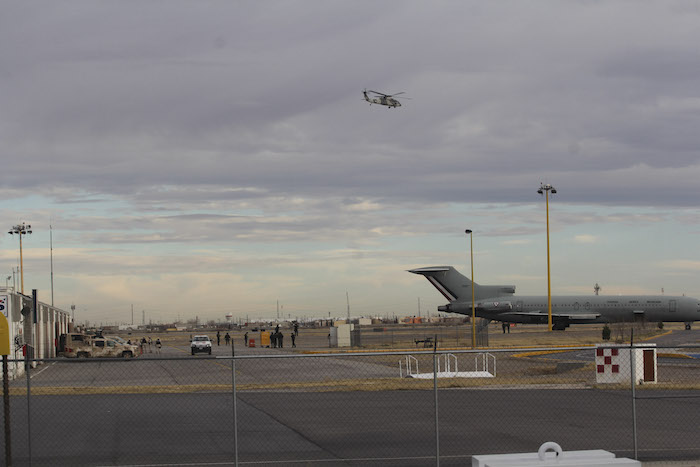 Helicóptero del Ejército sobrevuela el Aeropuerto Internacional de Ciudad Juárez.